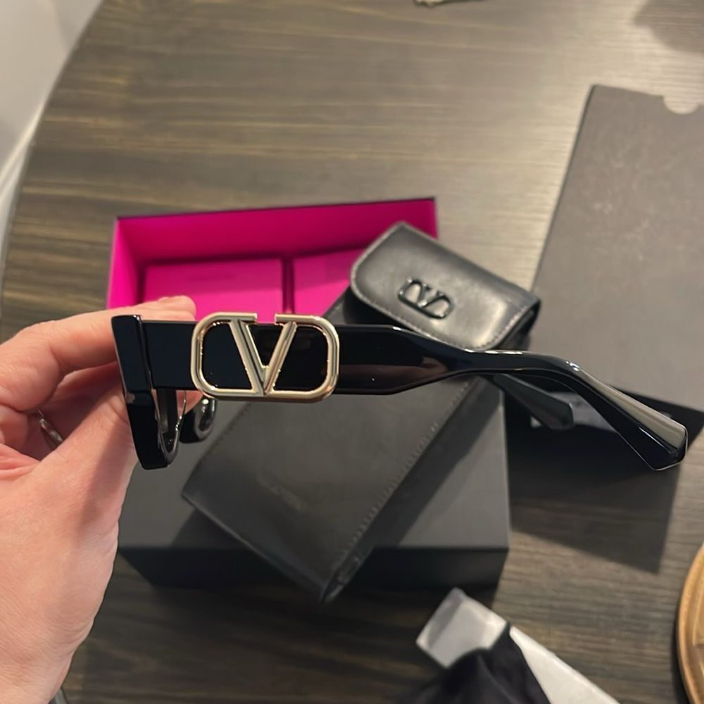 Valentino Sunglasses as seen on Kylie Jenner - Picture 6 of 13